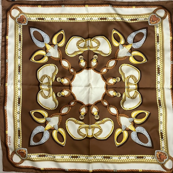 Piaget silk scarf 33.5x33.5”
wore one time only , very good condition - Picture 1 of 8
